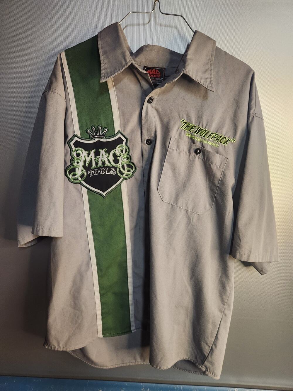 Mac Tools Shirt Mens XL Gray Wolfpack Graphic Short Sleeve Button Up Work Cars